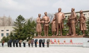 dprk_pyongyang_cinema_studio_kim_sculpture_05_595