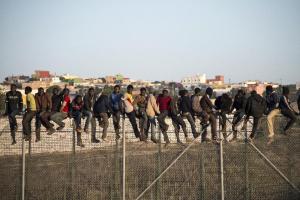 migrants on fence Spain