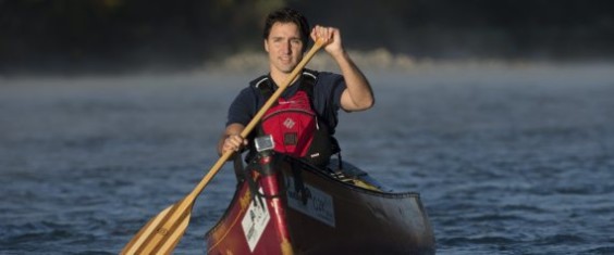 Liberal Leader Justin Trudeau paddles a canoe down the Bow River in Calgary, Alta., Thursday, Sept, 17, 2015. THE CANADIAN PRESS/Jonathan Hayward